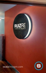 Rotulo luminoso para interior en fresado y corte laser, iluminacion led wwwscalaimagencom