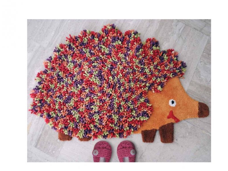 Alfombra infantil pino Erizo, original forma del animal con pas de lana de diferentes colores.