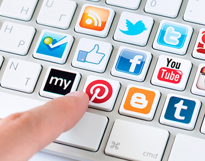 Administramos sus redes sociales en Twitter, Facebook, Google+ y dems