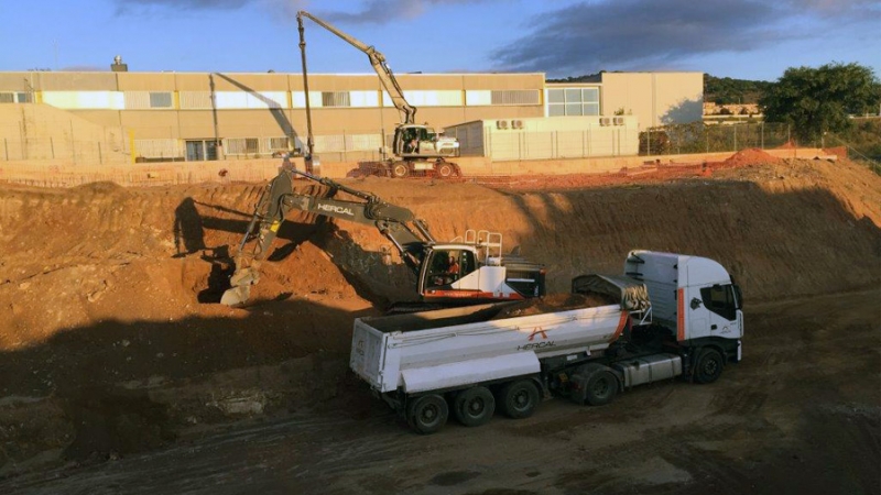 Flota de camiones y maquinaria propia para excavaciones y movimiento de tierras.