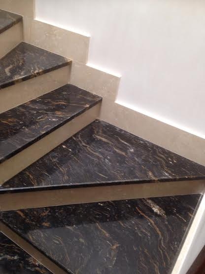 Escalera de mármol crema marfil y granito stromboli, una combinación de gran belleza y elegancia