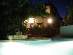 Vista nocturna, piscina iluminada