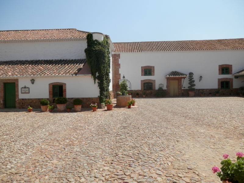 Patio de entrada a la Quesera