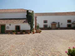 Patio de entrada a la queseria