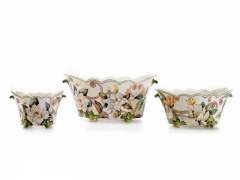 Jardineras y macetero ondulados de ceramica kobus, grandes flores de color calido sobre fondo blanco