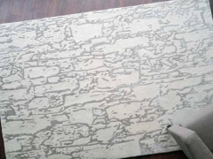Alfombra de lana y viscosa con dibujo difuminado y en tonos marfil nelson felix belso