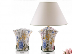 Lampara de sobremesa de ceramica ondulada allegria flores silvestres en fondo blanco