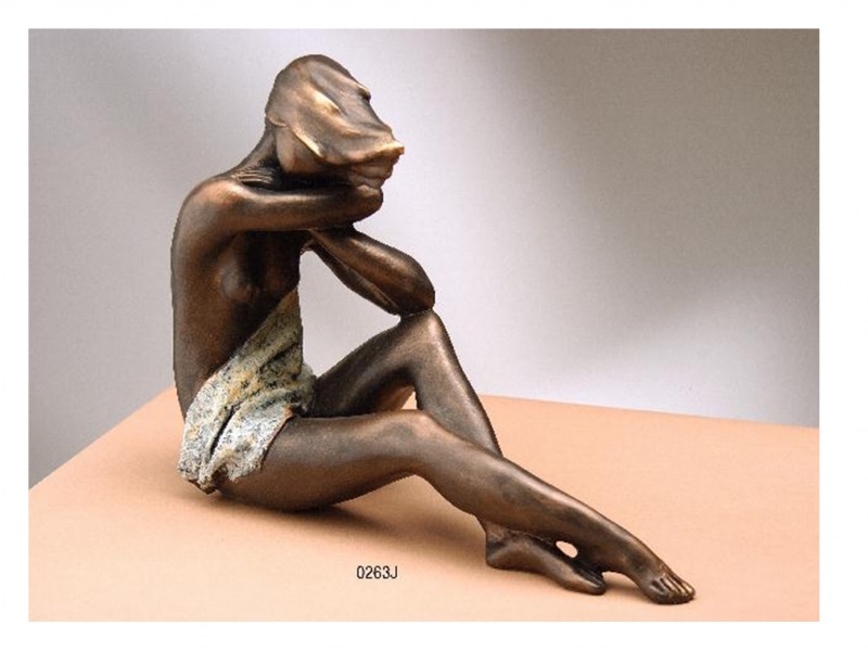 Pequeña escultura o figura de bronce de semidesnudo femenino con ropa acabado jaspeado. Lluis Jordà