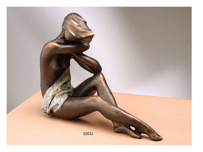 Pequea escultura o figura de bronce de semidesnudo femenino con ropa acabado jaspeado. Lluis Jord