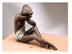 Pequea escultura o figura de bronce de semidesnudo femenino con ropa acabado jaspeado. lluis jord