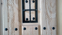 Puerta exterior con relieve gotico+reja-diseno exclusivo