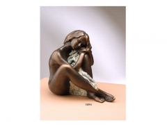 Pequea escultura o figura con joven desnuda  posicin de recogimiento. acabado bronce. llus jord
