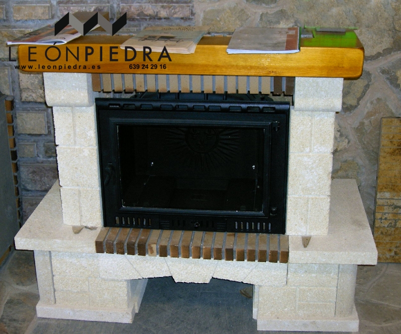 Chimenea de piedra con acabado madera. Leonpiedra