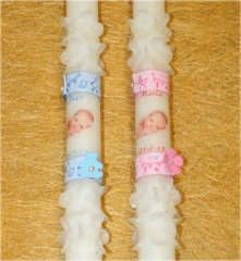 Vela de bautizo decorada con una fotografa del bebe, dos cintas, dos perlas, una flor o un osito, y