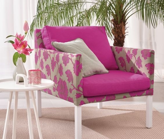 Sillón tapizado en tela fucsia. 