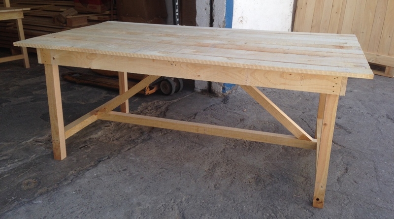 Mesa rustica hecha con madera de embalaje