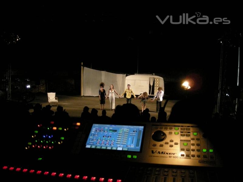 Proyeccin y sonido en obra teatral al aire libre.