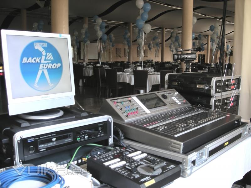 Control de audio y video, listos para el evento.