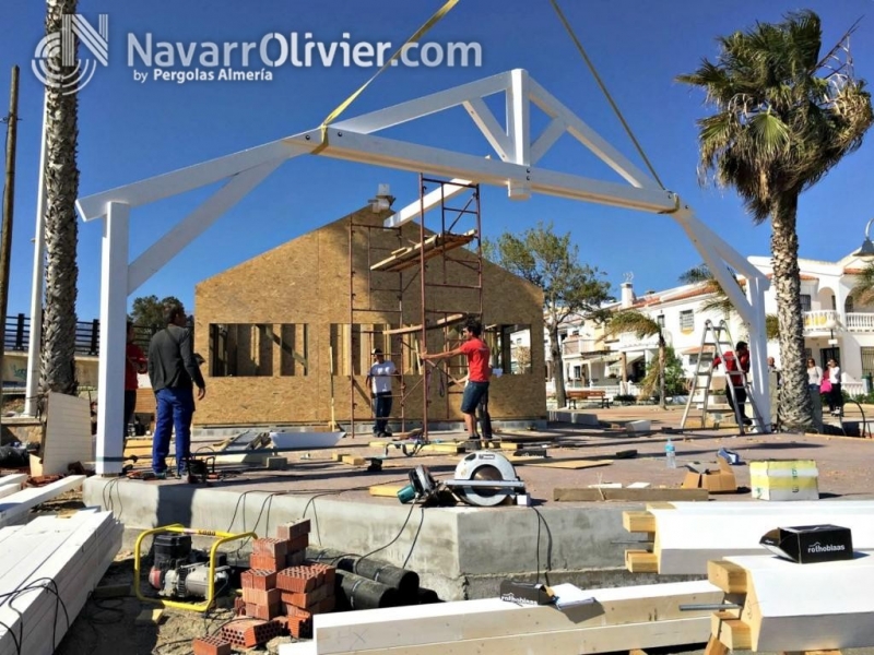 Izado de porticos y cerchas de construccin en madera laminada tratada. navarrolivier.com