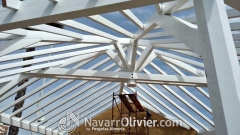 Cubierta construida en vigas de madera laminada para chiringuito navarroliviercom