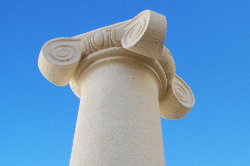 Columna de piedra estilo jónico