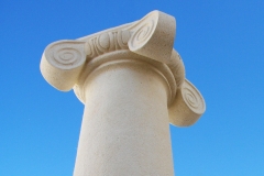 Columna de piedra estilo jonico