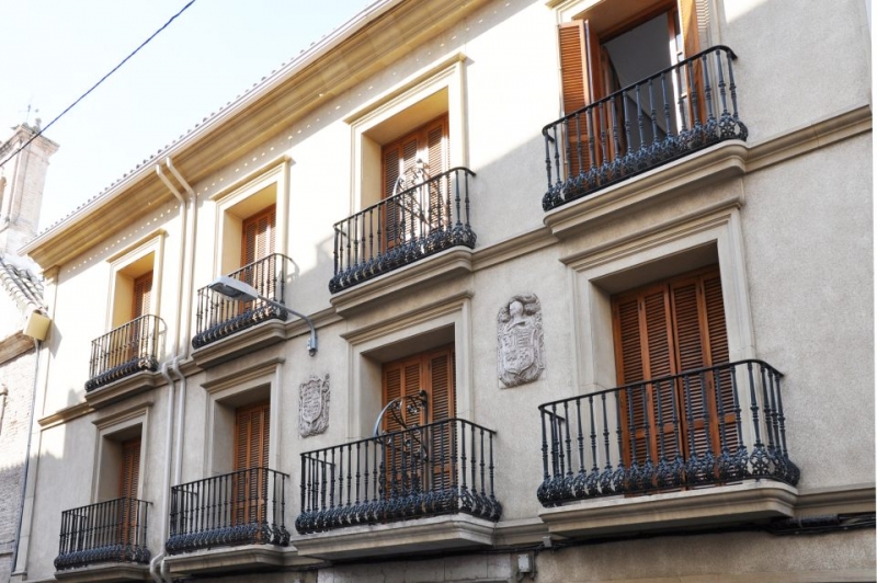 Balcones y ventanas con molduras de piedra