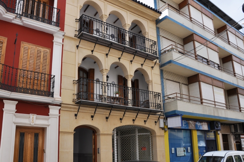 Columnas de piedra y molduras para balcones