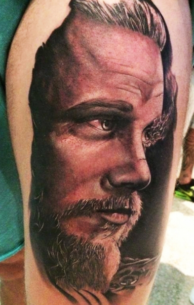 Tatuaje de estilo realista sobre uno de los personajes principales de la exitosa serie Vikings. Basa