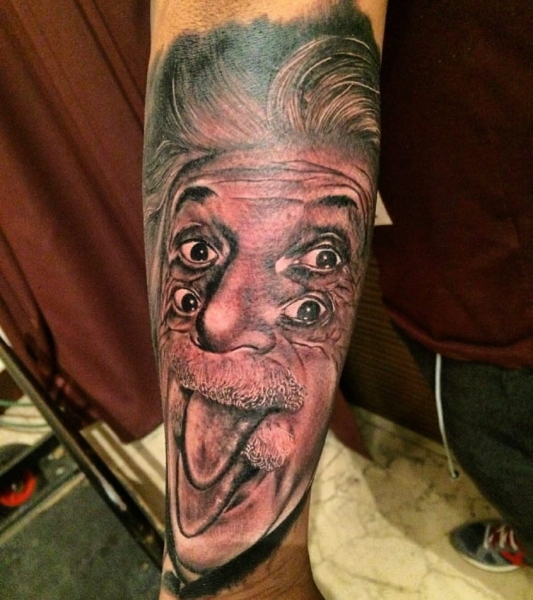 Original tatuaje realista sobre Albert Einstein, el científico más conocido y popular del siglo XX.