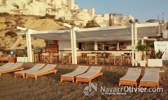 Chiringuito en madera tratada con terraza y pergola adosada http://navarroliviercom