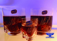 Vasos grabados con iniciales