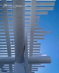 Pergola de luz difusa con listones de madera tratada en autoclave con pilares en palo redondo