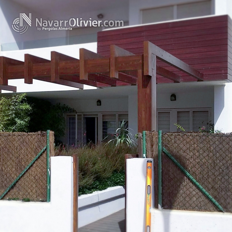 Pergola decorativa para duplex en madera tratada. navarrolivier.com 