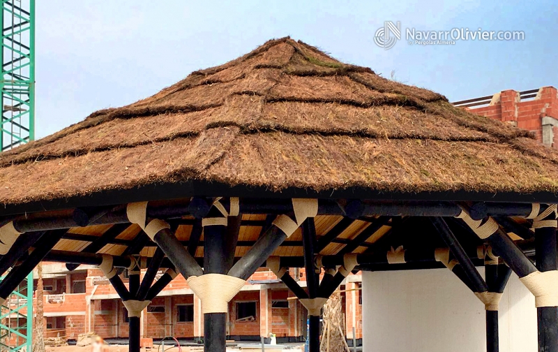 Estructura hexagonal construida en palo redondo con cubierta en tablero fenlico y exterior en brezo