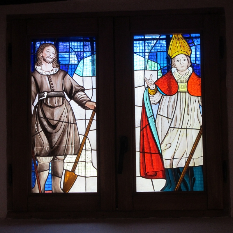 Vidriera representando a San Isidro y San Martín, en la Ermita de San Martín en Lumbreras, La Rioja.