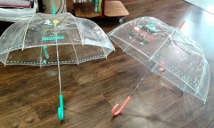 Paraguas en varios colores y transparentes.