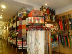 Iinterior tienda muestrario de cortinas y complementos