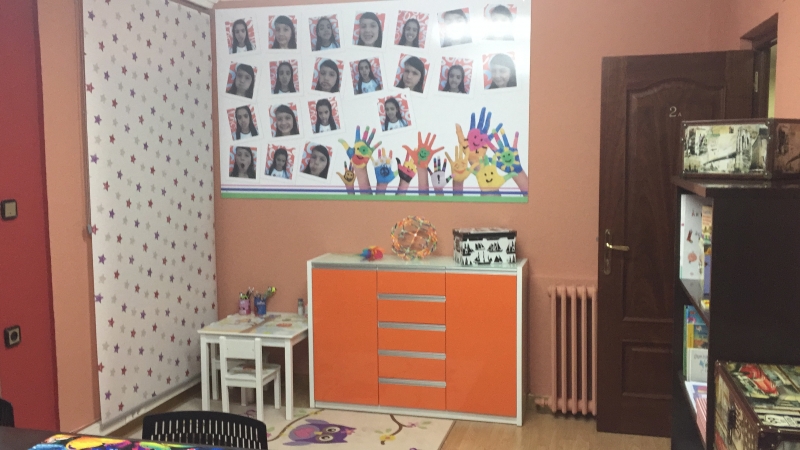 Zona infantil con cartel de praxias