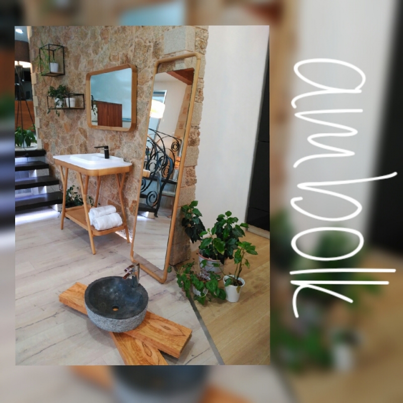 Mueble de baño y complementos en roble natural, perfecto para baños pequeños.