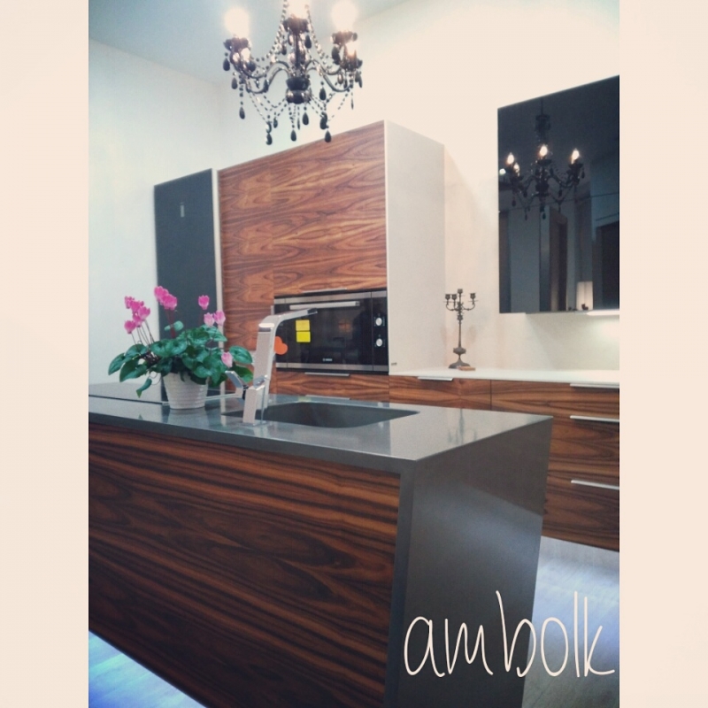 Ambolk cocinas, combinación de materiales, especialmente diseñada para espacios longitudinales.