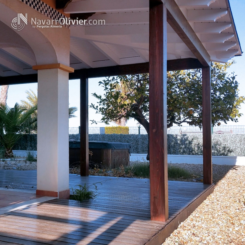 Pergola perimetral para vivienda unifamiliar con tarima de madera tratada para exterior