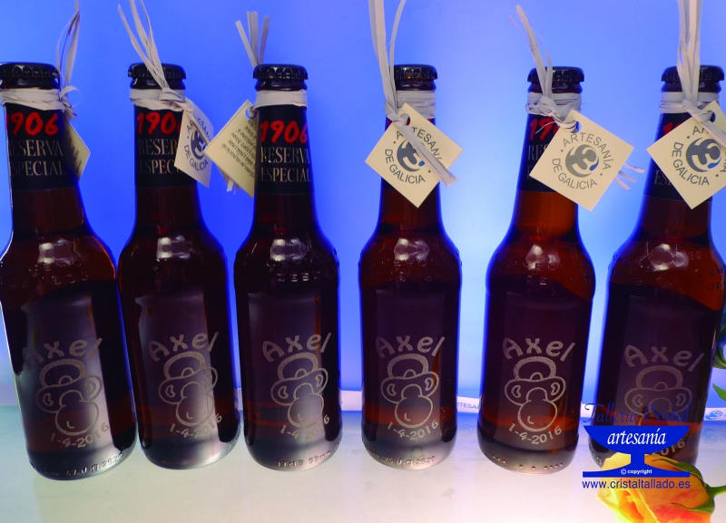 botellas de cervezas grabadas.