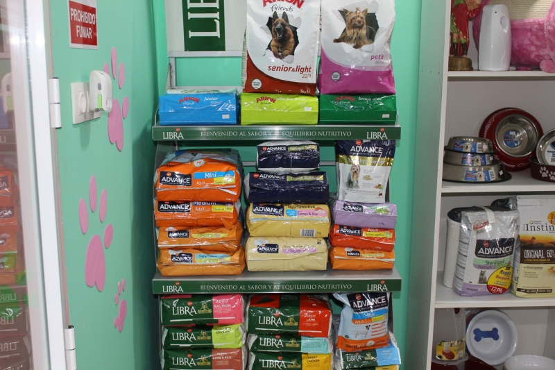 piensos para perros y gatos en la en la peluqueria canina rosalia garcia de cordoba