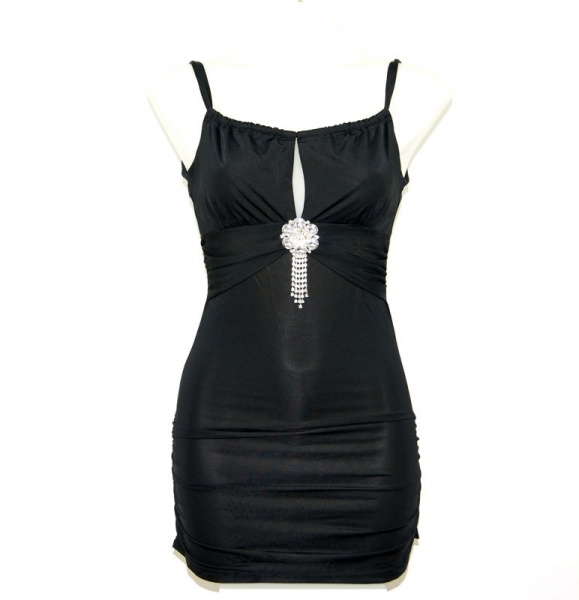 Mini-vestido negro de licra, con broche