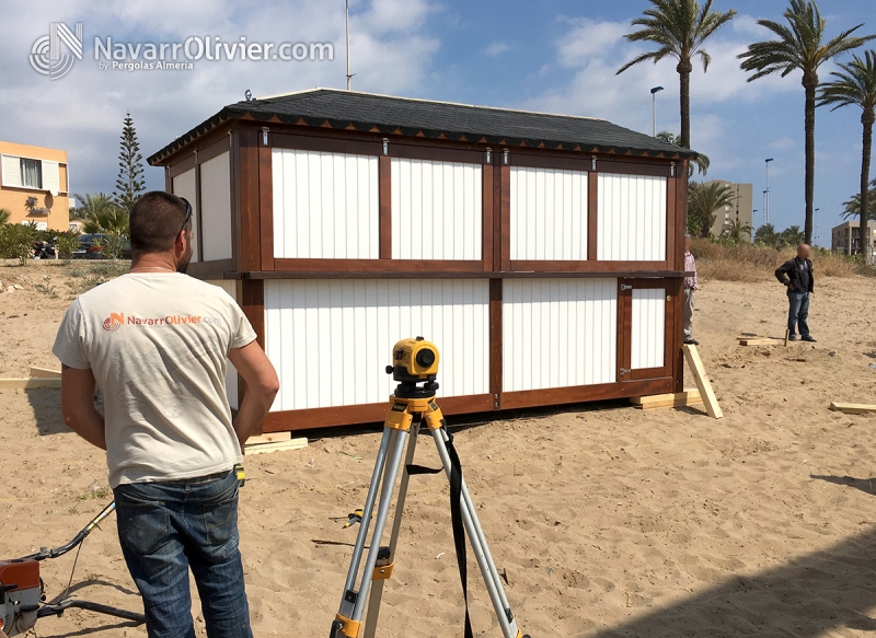 Montaje de módulo de madera para chiringuito de playa. navarrolivier.com