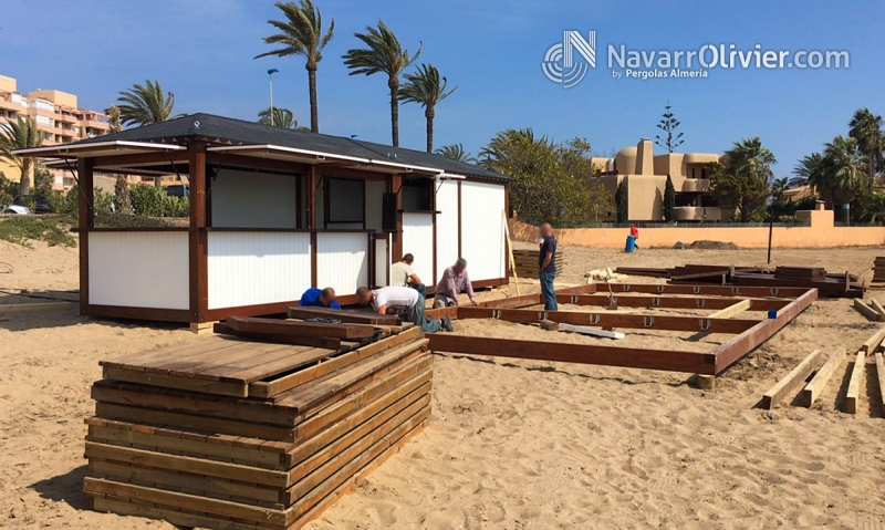 Instalación de chiringuito con terraza pilotada en tarima autoclave, La Manga del mar menor