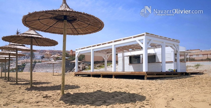 Chiringuito modular de temporada con pérgola de sombraje. Calarreona