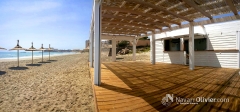 Chiringuito de playa desmontable con prgola de madera y mimbre