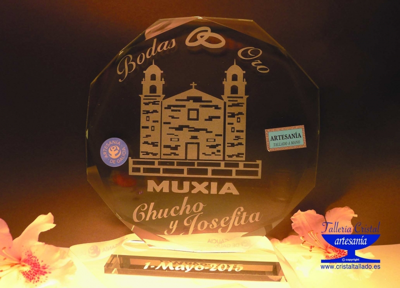 placa de cristal grabada con el santuario de muxia